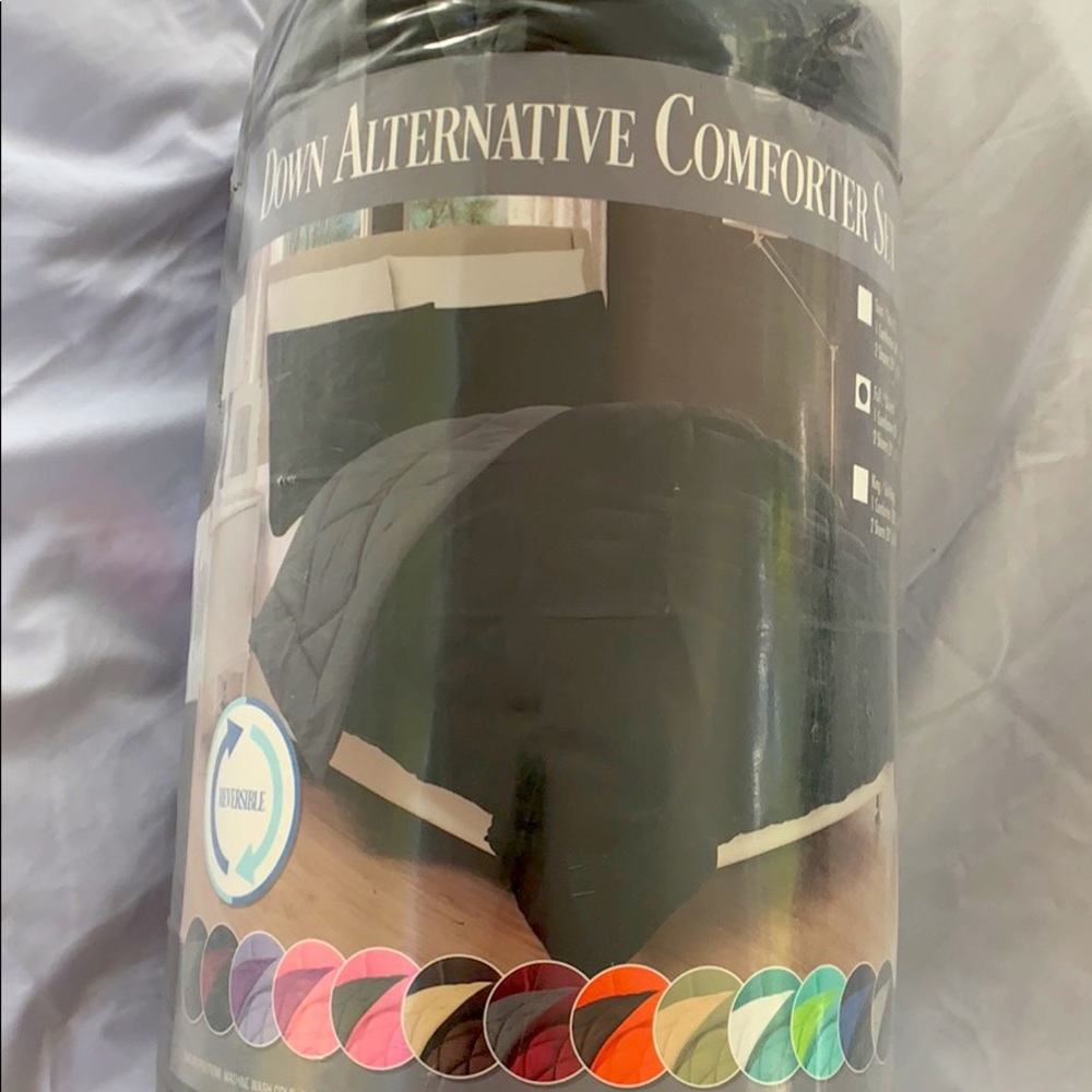 NEW IN BAG QUEEN COMFORTER SET $30